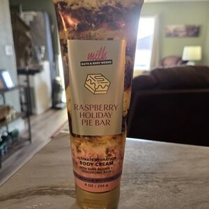 Bath & Body Works Raspberry Holiday Pie Bar Body Cream - Gold and Brown